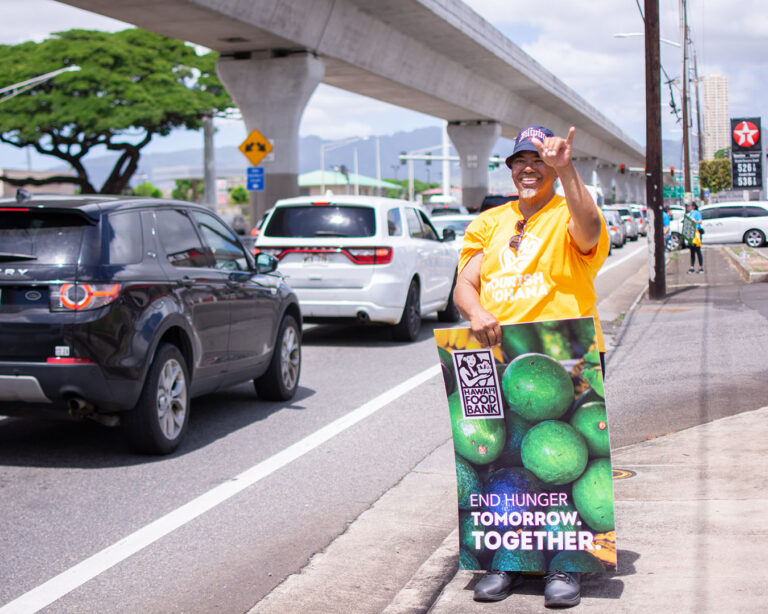 FoodDriveDay_PearlCityShoppingCenter_03