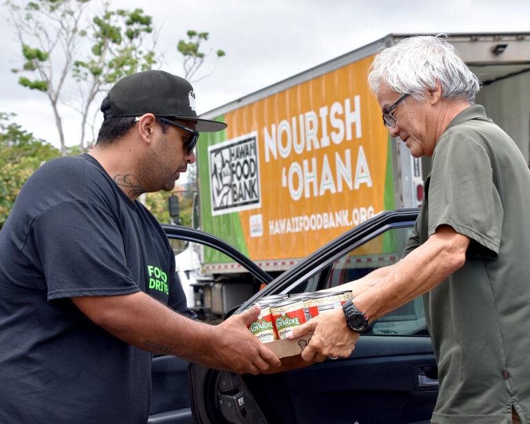 FoodDriveDay_TownCenterOfMililani_03